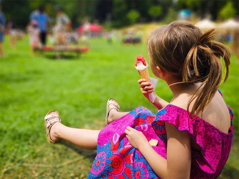 Schüler genießen Eis im Park bei über 30 Grad Hitze in Luxemburg-Stadt an hitzefrei Tagen