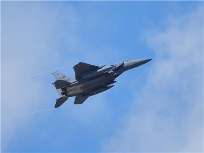 F-15E Strike Eagle der US-Luftwaffe fliegt über die Farnborough International Airshow, Luftfahrt und Militärflugzeug
