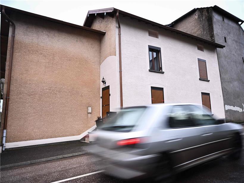 Fahrzeug fährt an Haus in Ailleviller-et-Lyaumont vorbei, wo französische Gendarmen 2026 zwei Säuglingsleichen im Gefrierschrank fanden