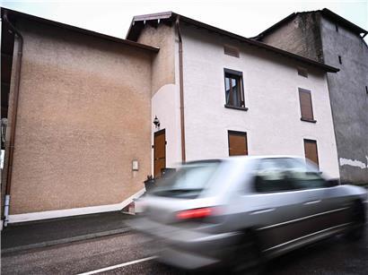 Fahrzeug fährt an Haus in Ailleviller-et-Lyaumont vorbei, wo französische Gendarmen 2026 zwei Säuglingsleichen im Gefrierschrank fanden