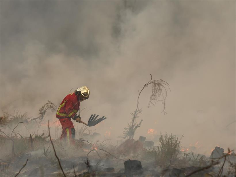 Ein Feuerwehrmann aus Paris bekämpft in Marcheprime westlich von Bordeaux kleinere Brandherde
