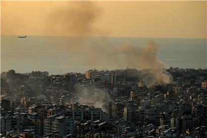 Flugzeug über südlichen Vorort von Beirut, Hisbollah-Hochburg, Ziel israelischer Angriffe im Nahostkonflikt