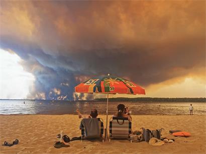 Ein Foto, das wohl in die Geschichte eingehen wird: ein Urlaubspaar am Strand von Lacanau, Südwestfrankreich