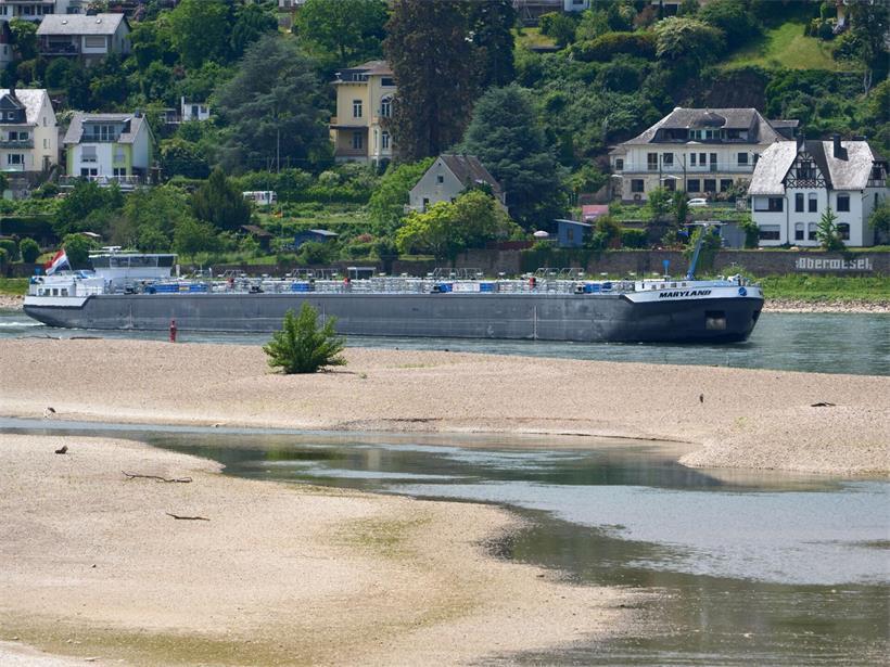 Ein Frachtschiff passiert eine Untiefe im Rhein