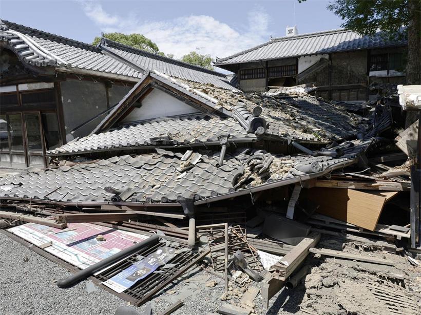 Ein Gebäude in Yatsushiro in der Präfektur Kumamoto ist durch ein starkes Erdbeben die Präfektur im Südwesten Japans und deren Umgebung eingestürzt.