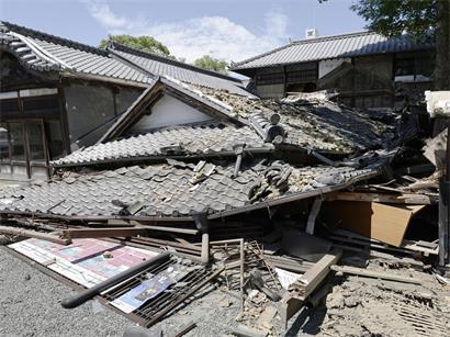 Ein Gebäude in Yatsushiro in der Präfektur Kumamoto ist durch ein starkes Erdbeben die Präfektur im Südwesten Japans und deren Umgebung eingestürzt.