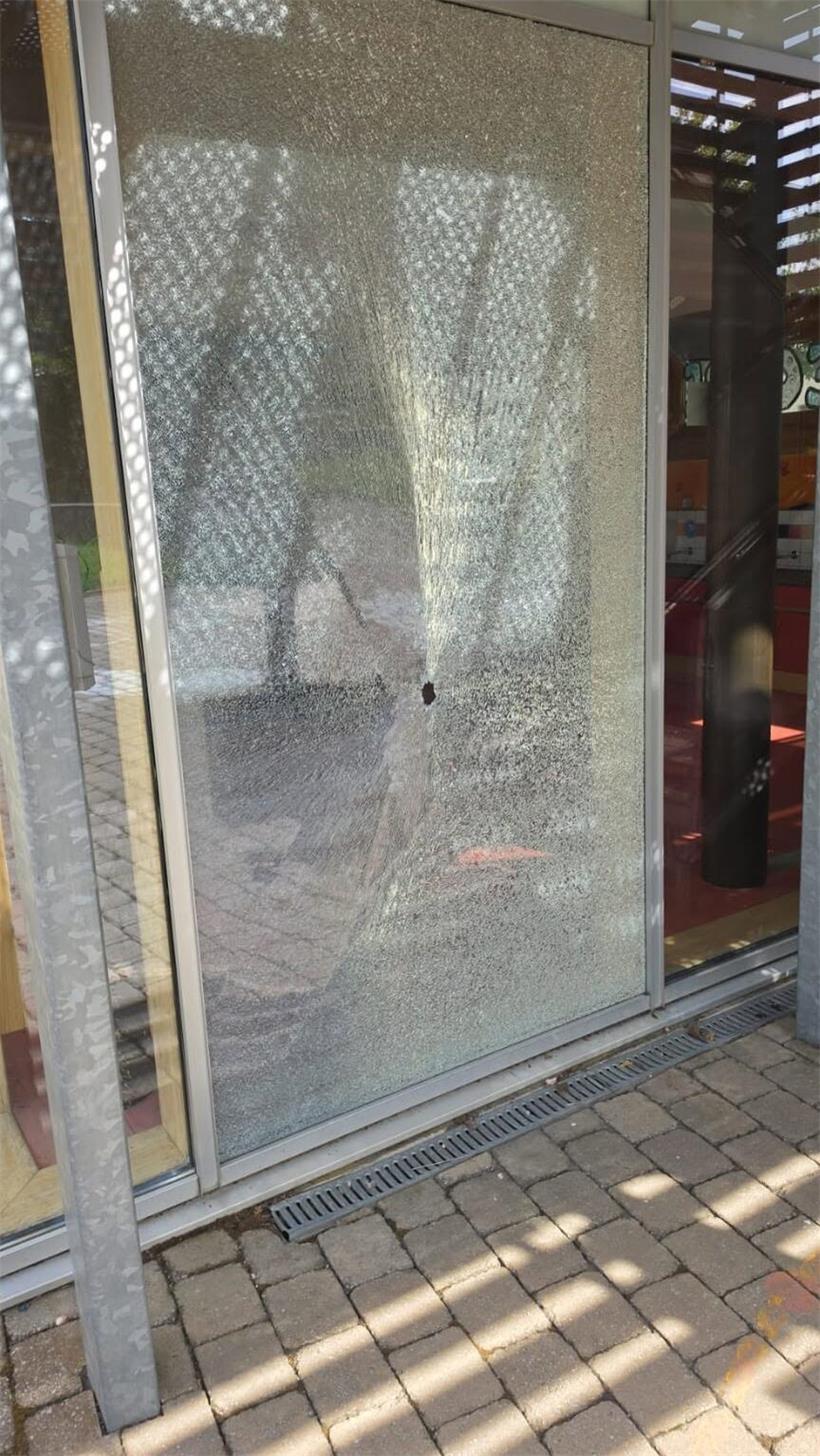 „Das Maß ist voll“ – Unbekannte beschädigen mehrere Glasscheiben in Buschdorf Ein Gemeindegebäude wurde ebenfalls Opfer von Vandalismus