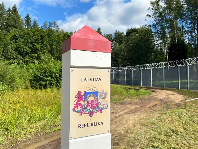 Grenzpfeiler mit Aufschrift „Republik Lettland“ an der lettisch-russischen Grenze im Grenzgebiet