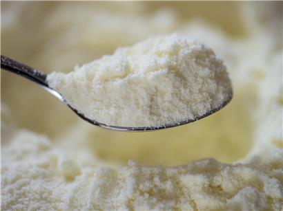 Löffel mit weißem Baby-Milchpulver zum Zubereiten von Säuglingsnahrung