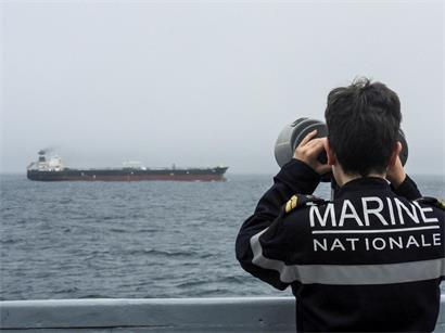 Ein Mitglied der französischen Marine beobachtet die „Tagor“, etwa 400 Seemeilen westlich der bretonischen Küste