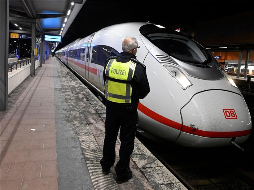 Polizist in Uniform steht auf Bahnsteig am Bahnhof Siegburg, Sicherheitsdienst im öffentlichen Nahverkehr