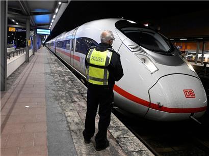 Polizist in Uniform steht auf Bahnsteig am Bahnhof Siegburg, Sicherheitsdienst im öffentlichen Nahverkehr