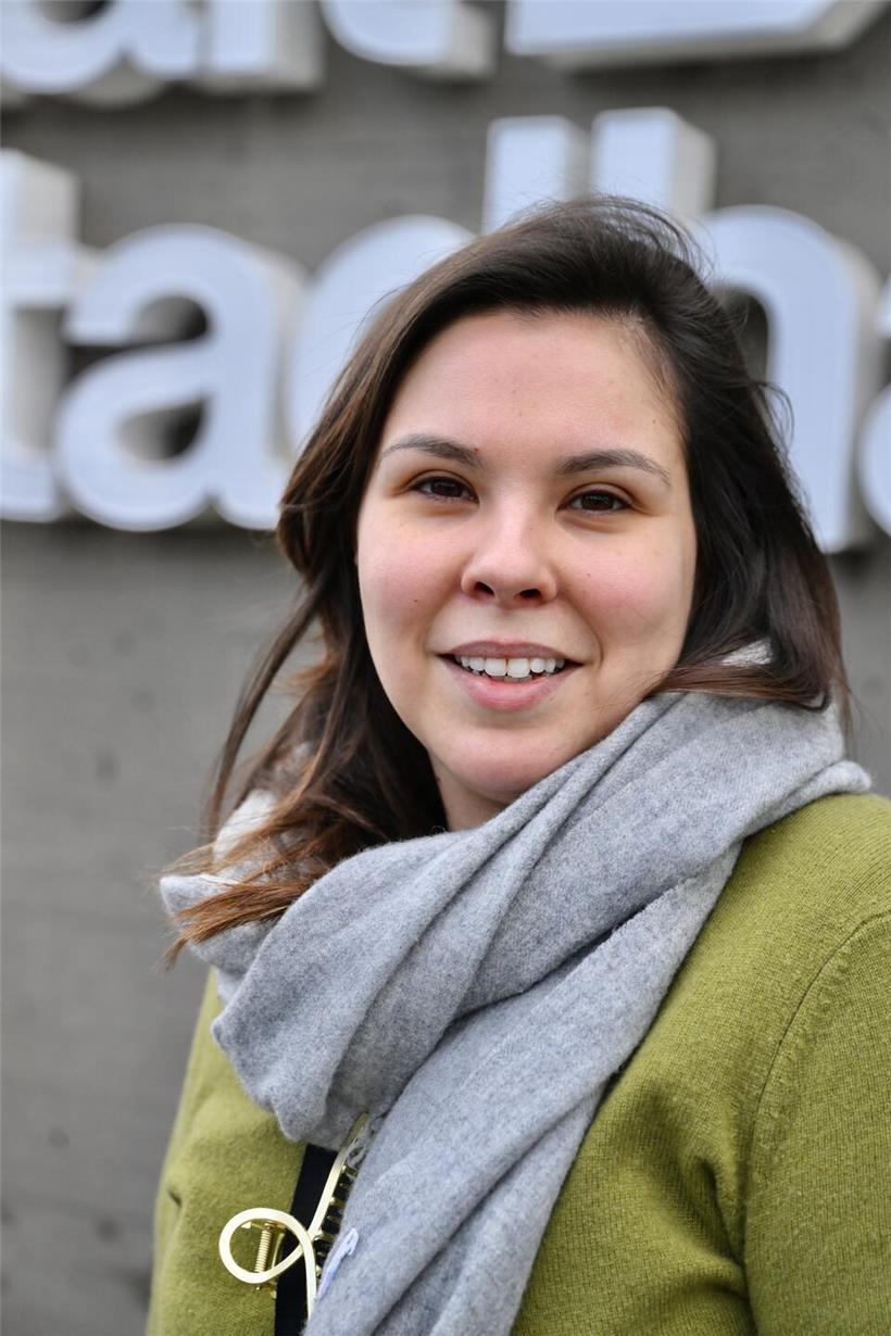 Noémie spricht vor dem Rathaus, betont Verzicht auf Luxus für öffentliche Gebäude, nachhaltige Stadtpolitik im Fokus