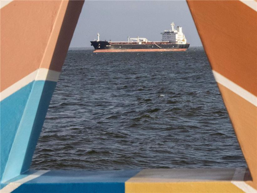 Rohöltanker fährt entlang der Küste des Maracaibo-Sees, Öltransport auf venezolanischem Binnengewässer