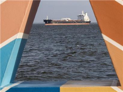 Rohöltanker fährt entlang der Küste des Maracaibo-Sees, Öltransport auf venezolanischem Binnengewässer