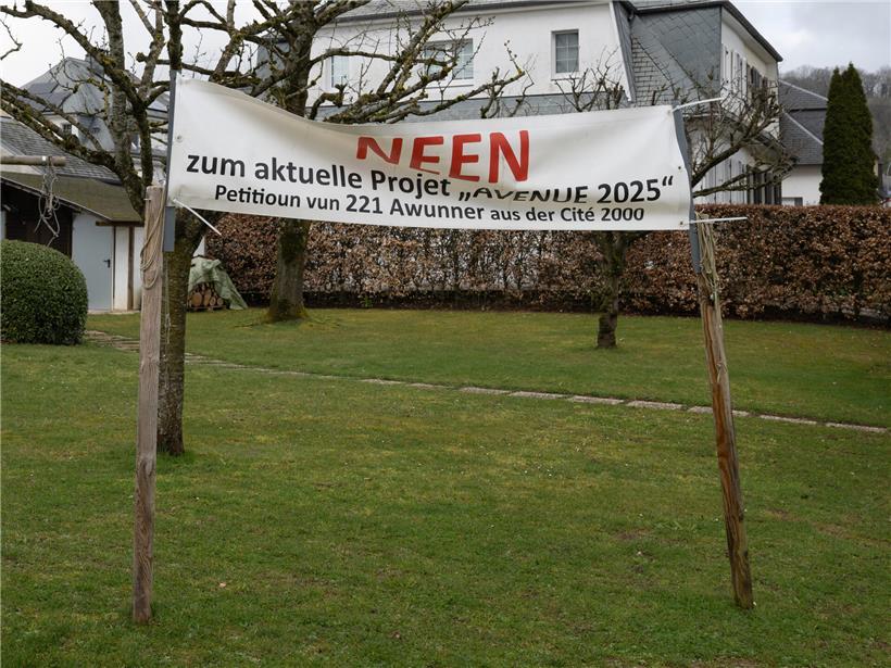 Schild mit deutlicher Bürgermeinung zu gesellschaftlichem Thema in urbaner Umgebung