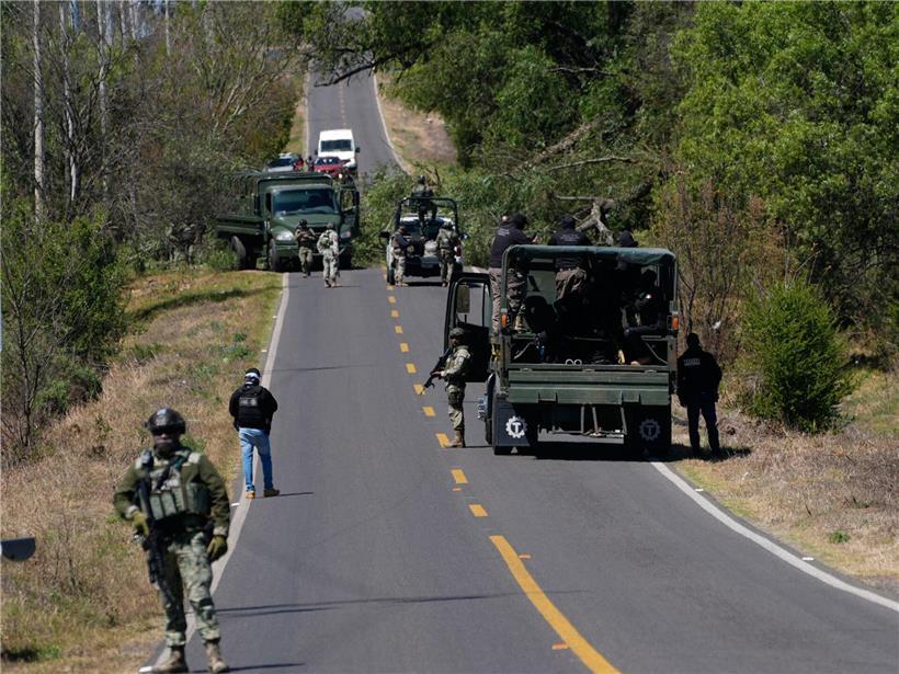 Soldat räumt Straßensperre nach Tod des mexikanischen Drogenbosses El Mencho bei Militäreinsatz nahe Tapalpa