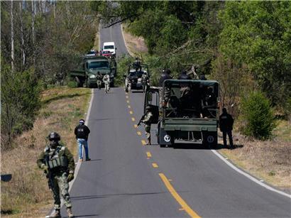 Soldat räumt Straßensperre nach Tod des mexikanischen Drogenbosses El Mencho bei Militäreinsatz nahe Tapalpa