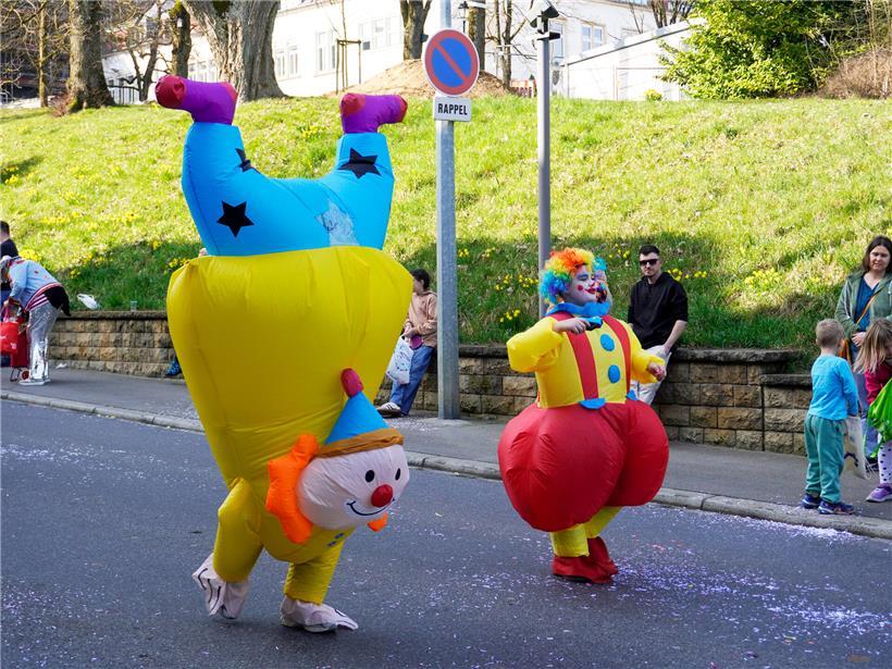 Buntes Freizeitvergnügen für Kinder und Erwachsene bei sonnigem Wetter draußen