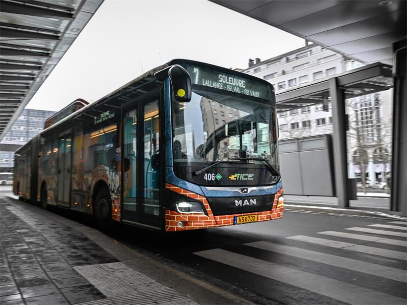 TICE-Bus Linie 7 nach Fahrplanwechsel im Januar, moderner Stadtbus unterwegs auf der Route