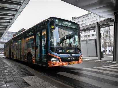 TICE-Bus Linie 7 nach Fahrplanwechsel im Januar, moderner Stadtbus unterwegs auf der Route