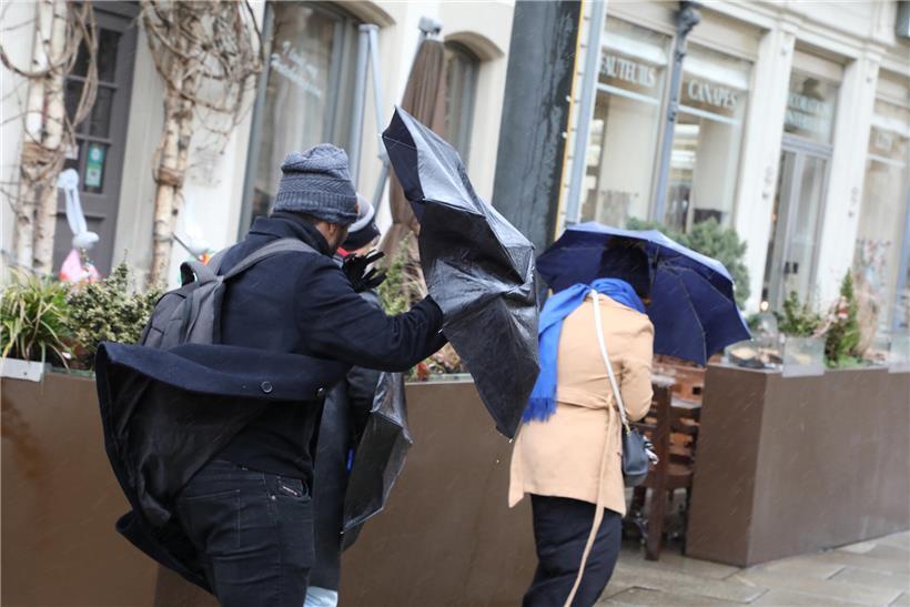 Tiefdruckgebiet bringt Regen, starken Wind und Schneefall in der Landschaft unter bewölktem Himmel