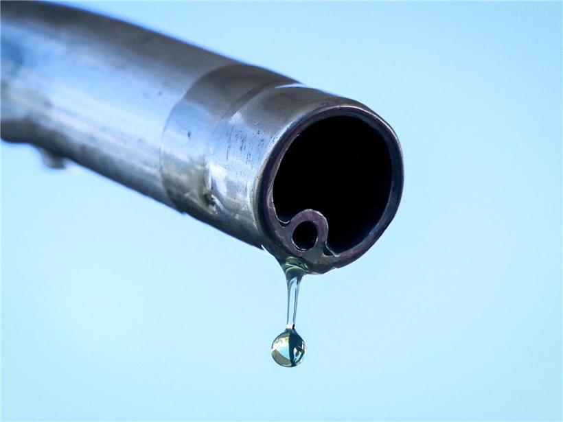 Tropfen Benzin fällt aus Zapfpistole an Tankstelle, Kraftstoff nachtanken, Auto tanken, Tankvorgang, Energieversorgung
