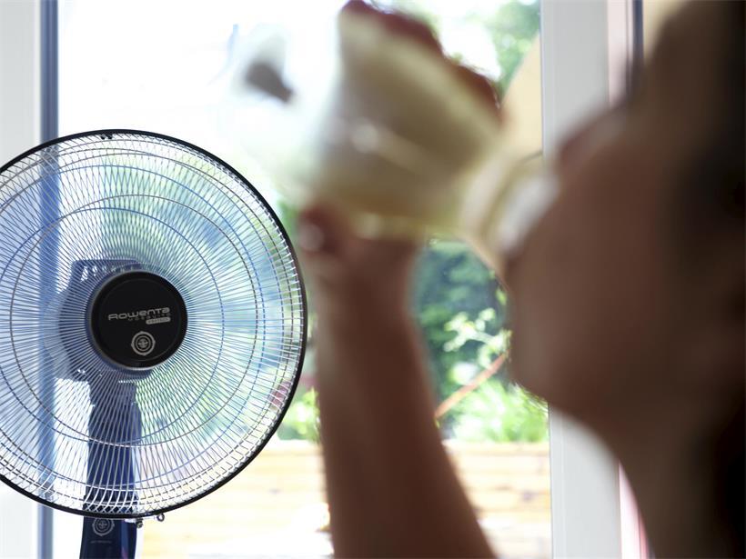 Ventilator mit rotierenden Flügeln sorgt für angenehme Luftzirkulation, kühlt Raum aber nicht dauerhaft ab