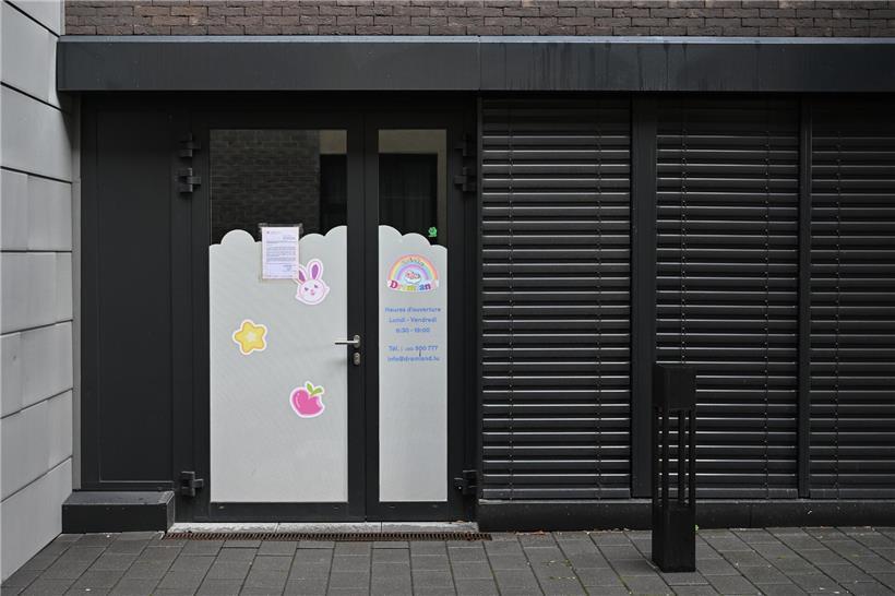 Hinweis an Tür über vorübergehende Schließung der Crèche in Petingen für Eltern