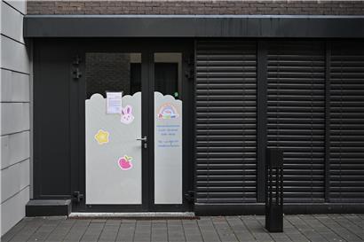Hinweis an Tür über vorübergehende Schließung der Crèche in Petingen für Eltern