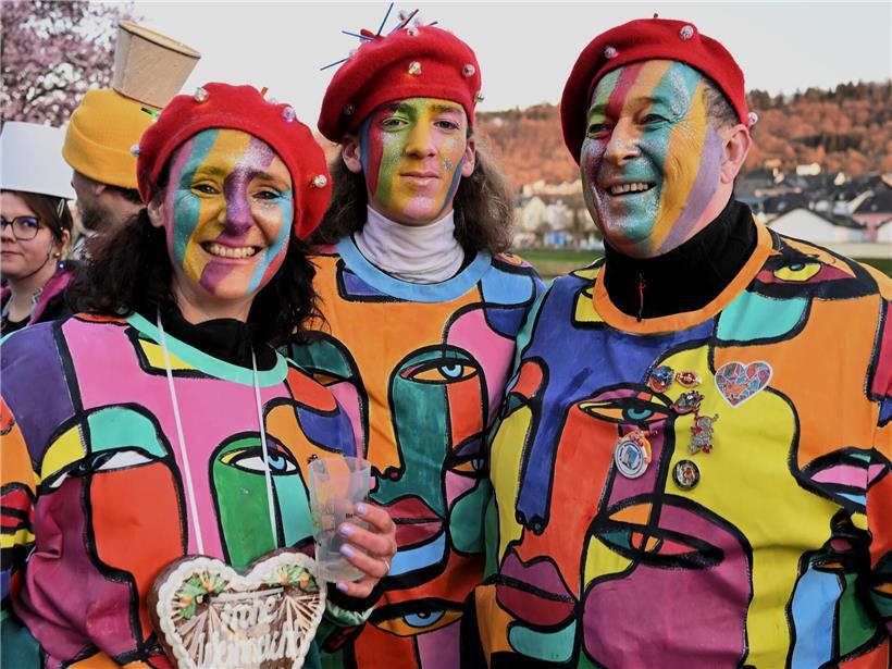 Vielfältige Teilnehmergruppen bei der Wasserbilliger Nachtkavalkade sorgen für bunte Abwechslung und festliche Stimmung