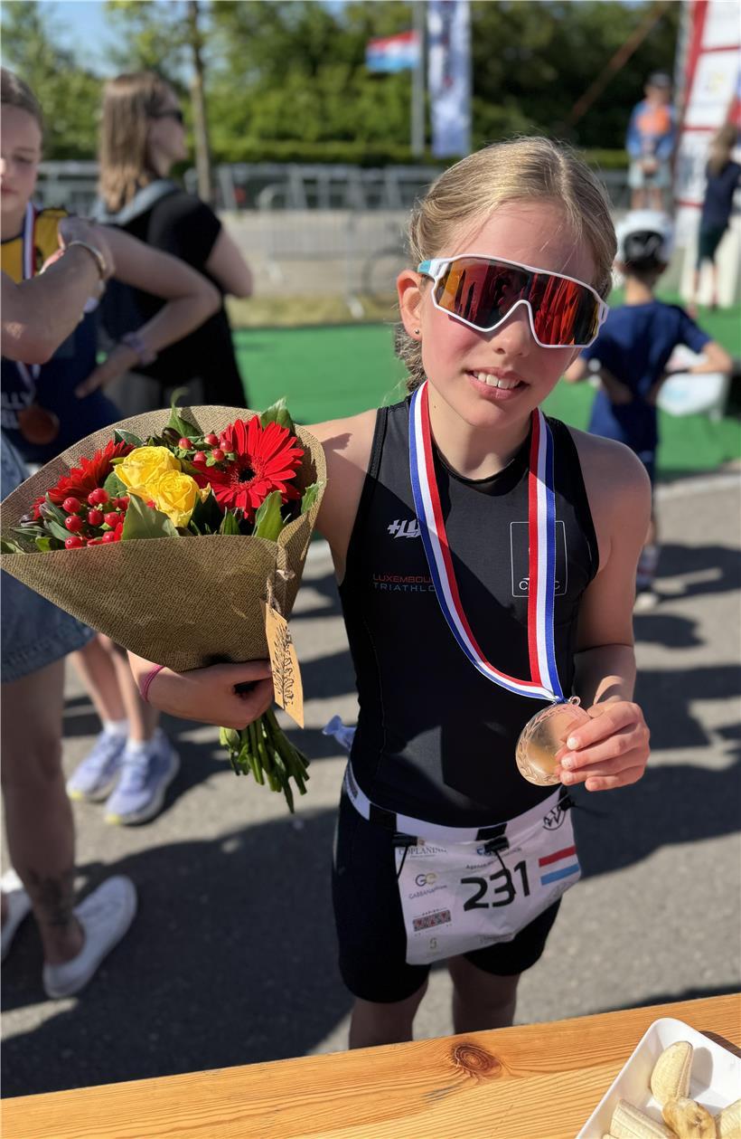 Lana strahlt glücklich bei der Siegerehrung der Duathlon-Meisterschaft in Junglinster als Siegerin