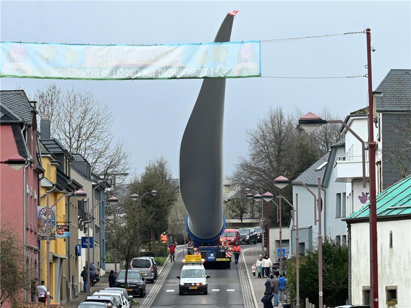 Rotorblatt eines Windrads, fast 70 Meter lang, für erneuerbare Energie und Windkraftanlagen