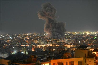 Israelischer Luftangriff zerstört Al-Manar TV Büro der Hisbollah im Süden Beiruts, militante Gruppe und Iran-Unterstützung sichtbar