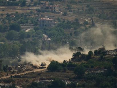 Israelischer Panzer fährt im Grenzgebiet Nordisrael am zerstörten Südlibanon vorbei, militärische Präsenz und Konfliktzone sichtbar