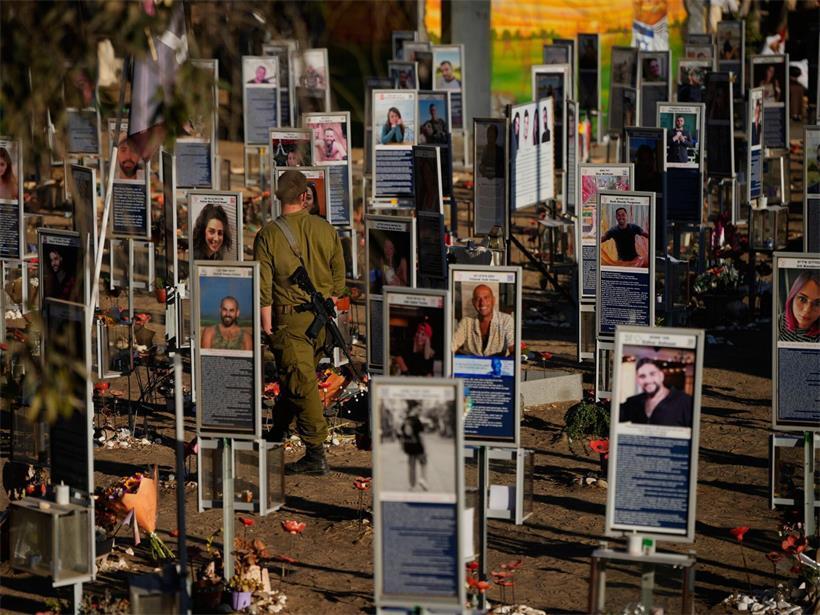 Ein israelischer Soldat gedenkt am Ort des Nova-Musikfestivals in der Nähe des Kibbuz Reim im Süden Israels dem dritten Jahrestag des Hamas-Angriffs auf Israel 