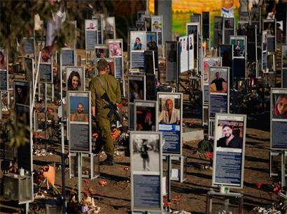 Ein israelischer Soldat gedenkt am Ort des Nova-Musikfestivals in der Nähe des Kibbuz Reim im Süden Israels dem dritten Jahrestag des Hamas-Angriffs auf Israel 