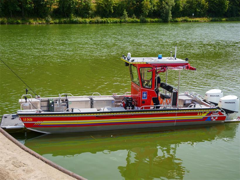 Neue Flotte für Luxemburgs Retter: CGDIS investiert in 76 Fahrzeuge Ein neues multifunktionales Feuerwehrboot steht für Einsätze auf der Mosel zur Verfügung