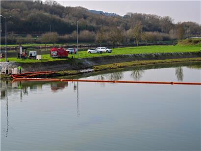 Schnelle Wasserströmung drückt verschmutzte Substanz zurück ins Hafenbecken, begrenzt Umweltverschmutzung auf kleinen Bereich