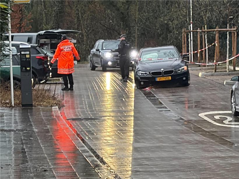 Ein schwarzes Auto ist nach der Messerattacke am Dienstag auf Limpertsberg verunfallt