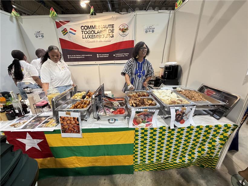 Typisches Frühstück in Togo mit frischem Obst, lokalen Spezialitäten und traditionellem afrikanischem Stil