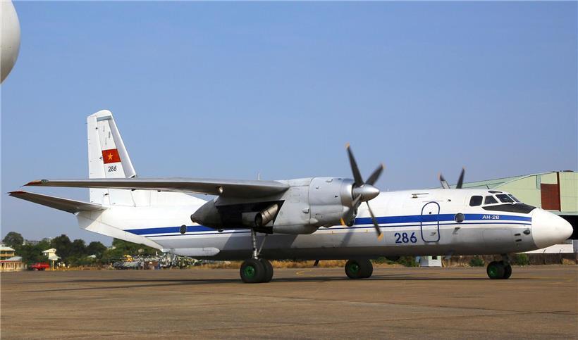 Vietnamesisches Antonow AN-26 Militärflugzeug auf Flugbasis, russisches AN-26 Transportflugzeug über Krim abgestürzt
