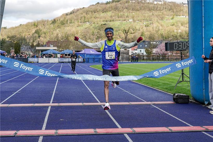 Porträt von Yonas Kinde mit einem weiteren Titel im Hintergrund, Marathonläufer und Sportikone aus Eritrea