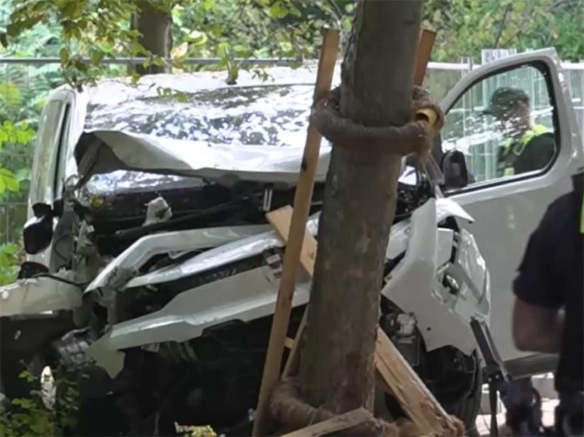 Auto rast in Berlin in Menschenmenge – Fahrer auf der Flucht Ein zerstörtes weißes Fahrzeug steht im Bereich des Tiergartens, wo es einen Baum gerammt hatte