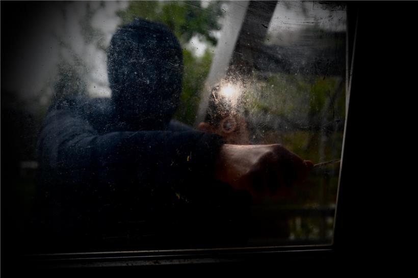 Einbrecher schlagen Balkontür ein und flüchten mit Beute – Einbruchsschutz und Sicherheit zu Hause