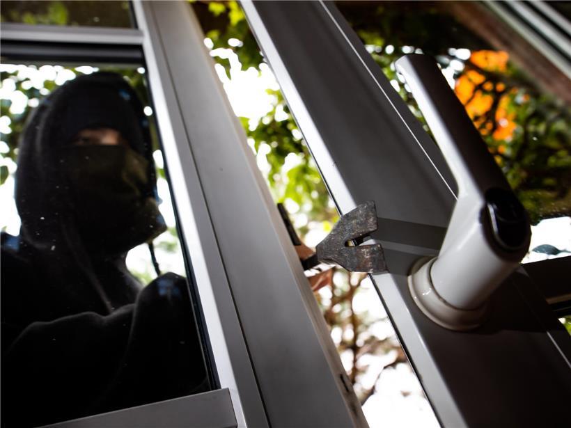 Einbruch am Tag in Leudelingen: Einbrecher bedrohen Reinigungskraft beim Haus-Einsteigen am Montagmittag