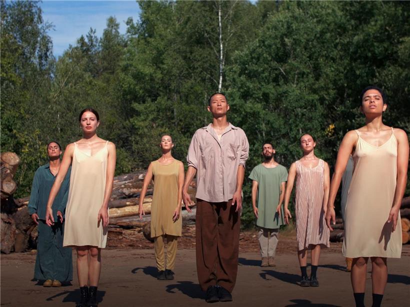 Begeisterung im Ausland, der Countdown zum LCFF läuft und die Lokalpolitik ist gefordert Tänzer in der Choreographie „Mahalaga Landscapes“ auf der Bühne mit dynamischen, fließenden Bewegungen und farbenfroher Beleuchtung