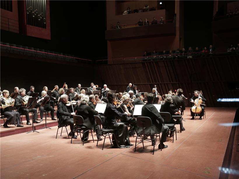 Academy of St Martin in the Fields Konzert in der Philharmonie mit Orchester und Dirigent auf der Bühne