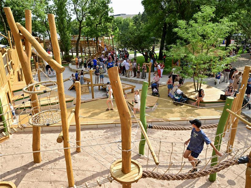 Neuer Spielplatz eröffnet: „Dass et esou bombastesch gëtt, hätte mir net geduecht“