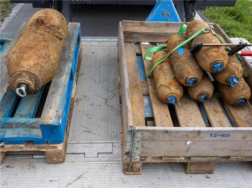 Entschärfte 125 kg und sechs 45 kg Weltkriegsbomben liegen auf Paletten beim Kampfmittelräumdienst